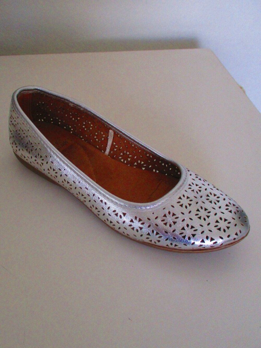 White Mountain "Caleb" Womens Silver Laser-cut Faux Leather Ballet Flat- Size 7M